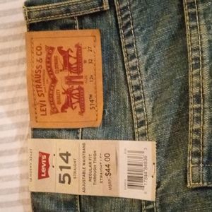 I'm selling a brand new pair of 514 straight leg lady jeans Levi's